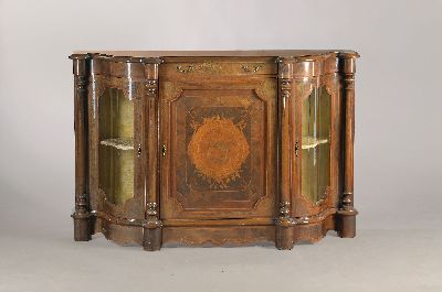 Dreitürige Anrichte, im Barock-Stil, Italien, 90er Jahre, Nußbaumfurnier, Front mit Vollsäulen, 2 geschwungene Glastüren, Bandeinlagen in Ahorn, ...