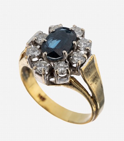 14 kt Gold Saphir-Brillant-Ring, GG/WG 585/000, Ringkopf WG, mittig erhaben gefassterovalfacett. Saphir ca. 1.40 ct, umgeben von 8 Brillanten zus. ...