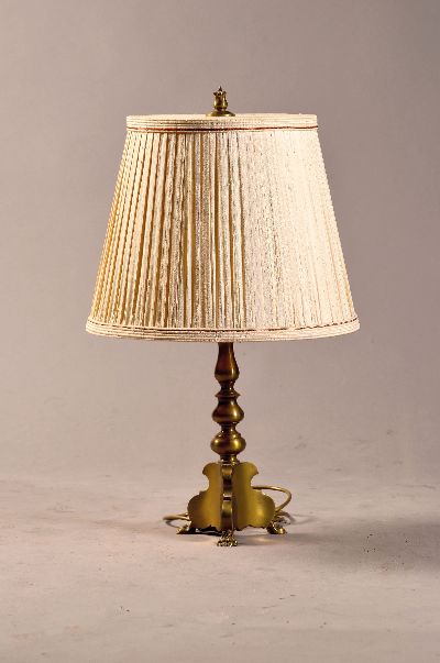 Tischlampe, 20.Jh., Messingmontur in Säulenform auf Tatzenfüßen, eine Brennstelle, Funktion nicht geprüft, mit Lampenschirm, H. ca. 76 cm