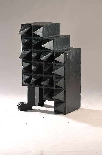 Ungewöhnliche Kommode, wohl 1980/90er-Jahre, wohl Nadelholz, schwarz-blau gefasst, 20 Schubläden in spitzen Stacheln auslaufend, Paar Tatzenfüße, ...
