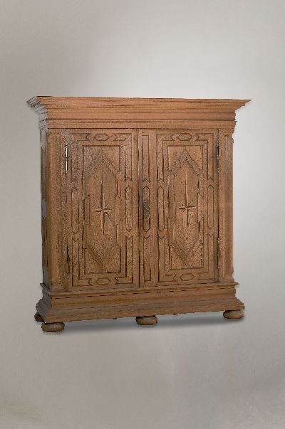 Barocker Ecknasenschrank, wohl Braunschweig, Anfang 18.Jh., Eiche, Bastionsfüllungen, Sternintarsien, profiliertes Gesims, abgeschrägte Ecken mit ...