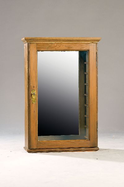 Schauvitrine, um 1900, Weichholz, eintürig verglast, Rückwand verspiegelt, mit Glaseinlegeböden, Messingbeschlag, ca. 82x53 cm,EZ 2