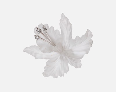 14 kt Gold Bergkristall-Brillant-Brosche, WG 585/000, Orchideenblüte aus Bergkristall geschnitten und graviert, 3 Brillanten zus. ca. 0.14 ct ...