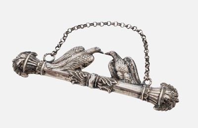 Nadelbehälter, wohl um 1830, 13-Lot Silber,Darstellung mit 2 Adlern, Enden mit klassizistischen Füllhörnern, L. ca. 9 cm, Meistermarke unged.