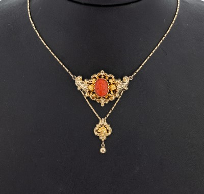 14 kt Gold Korallen-Collier, um 1850-60, GG585/000 gepr., Mittelteil hohl gearbeitet mit bewegl. Abhängung, mittig ovale Koralle, geschnitzt, ...