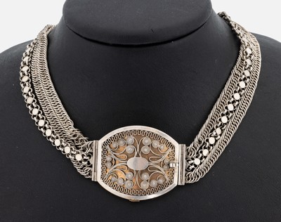 Trachten-Collier, norddeutsch, um 1880, Silber gepr., 3-rhg., L. ca. 36 cm, ovales Kastenschloss mit aufwendiger Filigranarbeit, ca. 53.5 g