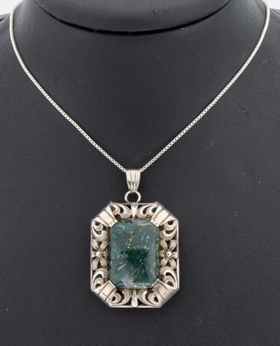 Moosachat-Anhänger, Pforzheim, um 1930, Silber gepr., oktagonale Grundform, Fassung durchbrochen mit Voluten und Blüten, mittig Moosachat, an ...