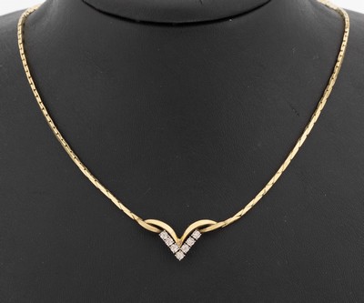 14 kt Gold Diamant-Collier, GG/WG 585/000, geschwungenes Mittelteil mit 7 in WG gefassten8/8-Diamanten zus. ca. 0.10 ct Weiß- l.get.Weiß/p, L. ca. ...