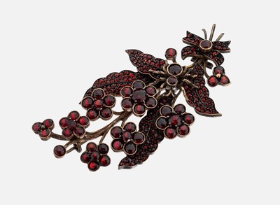 Granat-Brosche, um 1880-1900, Metall verg.,florale Gestaltung mit Insekt, Granate, rundfacett. und Cabochons, ca. 6.8 x 3.6 cm