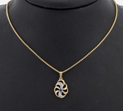 14 kt Gold Saphir-Diamant-Anhänger, GG/WG 585/000, ovale Grundform, durchbrochen, mittig0.08 ct, 4 8/8-Diamanten zus. ca. 0.01 ct l.get.Weiß/p, an ...