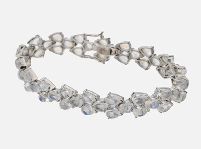 Labradorit-Armband, 925er Silber, schlichtes Design, 54 tropfenf. Labradorit- Cabochons zus. ca. 16.2 ct, L. ca. 17.5 cm, Kastenschloss mit 2 ...