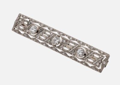 14 kt Gold Art Deco Diamant-Brosche, um 1930, WG 585/000 gepr., rechteckige Grundform, durchbrochen gearbeitet, 3 Altschliffdiamantenzus. ca. 0.75 ...