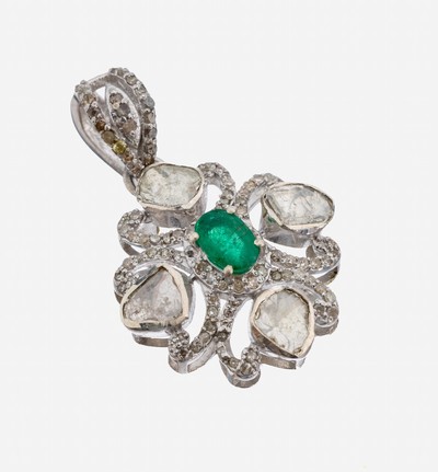 Smaragd-Diamant-Anhänger, 925er Silber, abstrakte Blüte mit geschwungenen Elementen, mittig ovalfacett. Smaragd ca. 0.30 ct, 4 Diamanten zus. ca. ...