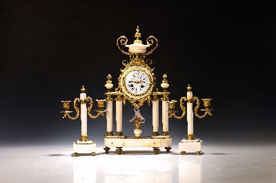 Portaluhr mit zwei Beistellern, Frankreich, um 1900, Marmor mit Applikationen (im Sockelfehlend, liegt lose bei), Glasdeckel vorne, Emailzifferblatt ...