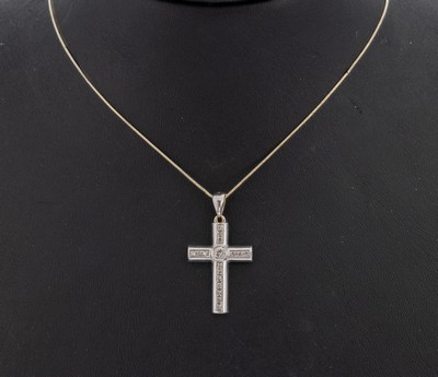 14 kt Gold Diamant-Kreuzanhänger, WG 585/000, 1 Brillant und 16 8/8-Diamanten zus. ca. 0.23 ct Weiß/p, an Kette, WG 750/000, l. ca. 42 cm, Knicke, ...