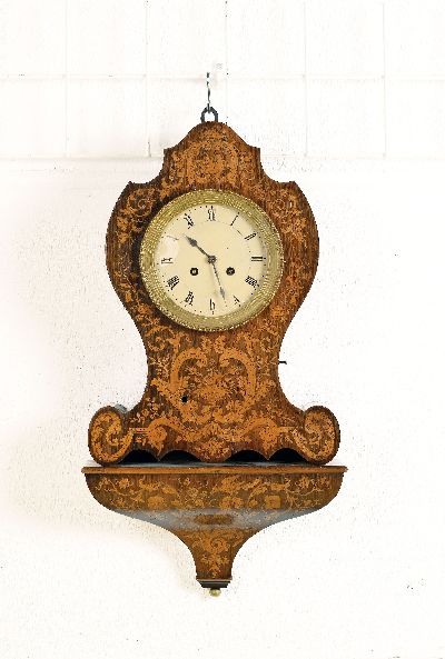 Wanduhr mit Musikspielwerk auf fixierter Konsole, Frankreich um 1860, Schauseitig marketiert mit Blumengirlanden, im Arkus sich kosende Tauben, ...