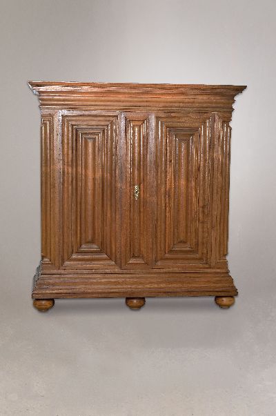 Wellenschrank mit Ecknasen, Frankfurt, um 1750, Eiche massiv, Korpus und auf den Türen mit kräftigem Wellenprofil, Kanten mit fein ausgearbeiteten ...