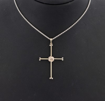 18 kt Gold Diamant-Kreuzanhänger, WG/GG 750/000, schlichtes Kreuz mit einem Altschliffdiamant ca. 1.0 ct Cognac/p 1, 8 Brillanten zus. ca. 0.04 ct ...
