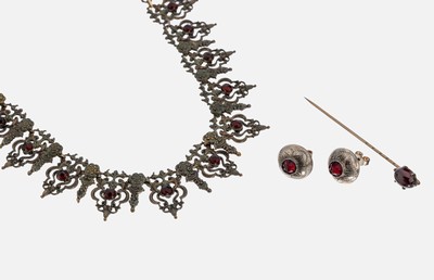 Trachtenschmuck-Konvolut, um 1900, best. aus: 1 Collier, wohl Messing versilbert, mit roten Glassteinen, Rokoko-Stil mit Voluten undBlüten, L. ca. ...