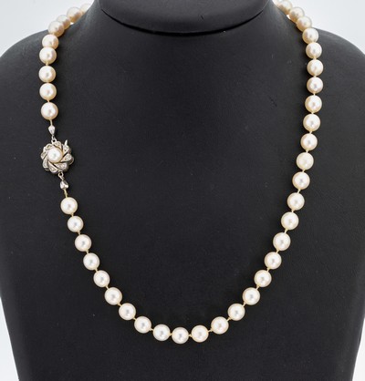 Perl-Collier mit 14 kt Gold Diamant-Schließe, GG/WG 585/000, Akoyazuchtperlen, D. ca. 4.2-4.6 mm, einzeln geknotet, Steckschließe mit kl. ...
