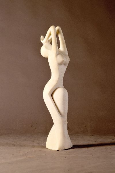 Elegante Skulptur einer abstrakten Frauenfigur, im zeitlosem Design, Steinguss, H. ca. 94 cm