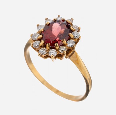 14 kt Gold Granat-Brillant-Ring, GG 585/000, mittig ovalfacett. Granat ca. 1.0 ct, umgeben von 12 Brillanten zus. ca. 0.36 ct Weiß/si, RW 53, ca. ...
