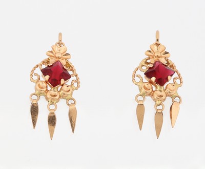Paar 18 kt Gold Ohrhänger, GG 750/000 gepr., Filigranarbeit mit Blüten und bewegl. Abhängungen, 2 rote Glassteine, ca. 2.4 g