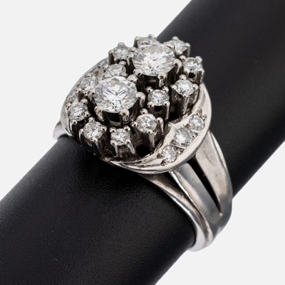14 kt Gold Diamant-Ring, WG 585/000, geometrisches Design, mittig 2 Brillanten zus.ca. 0.60 ct feines Weiß-Weiß/vs-si, 14 Brillanten und 4 ...