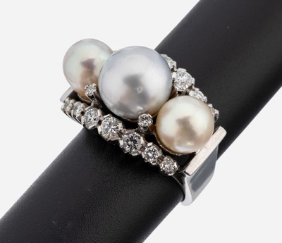 14 kt Gold Perl-Brillant-Ring, WG 585/000, qualitätvolle Verarbeitung, mittig 3 Zuchtperlen in silbergrau, cremeweiß und leicht rosa, D. ca. 10.6 ...