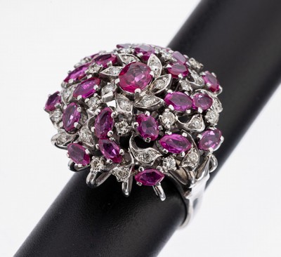 Rubin-Brillant-Ring, Silber gepr., prunkvolles Design, 1 ovalfacett. Rubin und 21Navettes zus. ca. 3.40 ct, 36 Brillanten zus. ca. 0.72 ct Weiß/si, ...