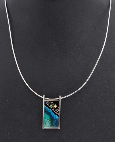 18 kt Gold Opal-Saphir-Smaragd-Anhänger, WG750/000, ausgefallenes Design, Opaleinlage, 3 kl. rundfacett. Saphire, 2 x blau, 1 x gelb, 1kl. ...