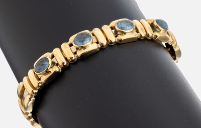 14 kt Gold Saphir-Armspange, GG 585/000, innen Stahlfeder, geometrische Glieder, 4 Saphir-Cabochons zus. ca. 6.0 ct, ca. 5.6 x 4.6 cm, ca. 19.2 g