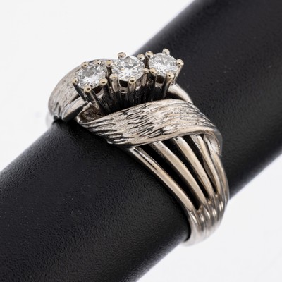 14 kt Gold Brillant-Ring, WG 585/000, Ringschultern durchbrochen gearbeitet, strukt.Zierelemente, 3 Brillanten zus. ca. 0.17 ct Weiß/si, RW 47, ca. ...