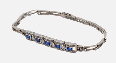 18 kt Gold Art Deco Saphir-Diamant-Armband, Schweden, 1940, WG 750/000, 5 Saphir- Baguettes zus. ca. 0.65 ct, 4 Altschliffdiamanten zus. ca. 0.20 ct ...