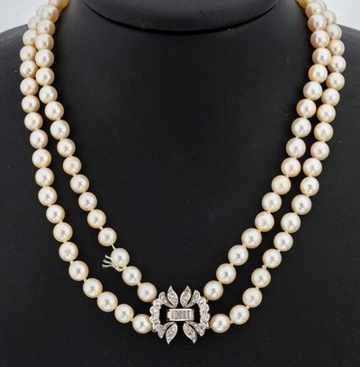 Perl-Collier mit 18 kt Gold Diamant- Schmuckschließe, WG 750/000, 2-rhg. Akoyazuchtperlen, D. ca. 6.5-6.7 mm, Klappschließe mit 8 Brillanten 20 ...