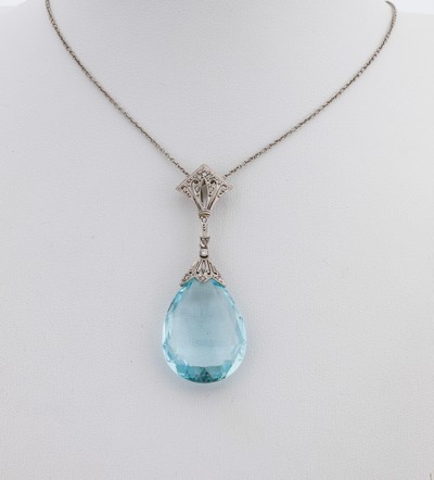 Platin Art Deco Aquamarin-Diamant-Anhänger, um1925-30, Pt gepr., bewegl. Abhängung mit Aquamarinpampel ca. 32.00 ct, 1 Altschliffdiamant und 10 ...
