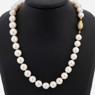 Collier aus Süßwasserzuchtperlen, Schließe GG 585/000, 37 Perlen mit nat. Merkmalen, D ca. 10 - 12.4 mm, Schließe satiniert, einzeln geknotet, ...