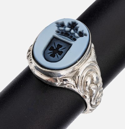 Achat-Siegelring, 900er Silber, ovaler Lagenachat, Intaglio, Darstellung eines Wappens unter Krone, Ringschultern mit Voluten, RW 62, ca. 17.2 g, ...