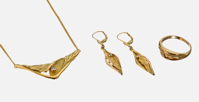 8 kt Gold Schmuckset, GG 333/000, best. aus: 1 Ring, RW 59, 1 Paar Ohrhänger mit bewegl. Abhängung, und 1 Collier, L. ca. 40.5 bzw. 43 cm, ...