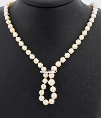 Perl-Collier mit 18 kt Gold Rubin-Diamant- Schließe, WG 750/000, Akoyazuchtperlen im Verlauf, D. ca. 5.9-8.5 mm, einzeln geknotet, L. ca. 52.5 cm, ...