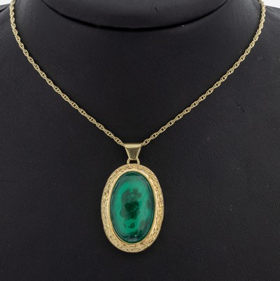 14 kt Gold Malachit-Anhänger, GG 585/000, ovaler Malachit-Cabochon, Fassung strukt., an Kette, GG 585/000, L. ca. 45.5 cm, Federringschließe, ca. ...