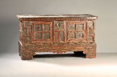 Außergewöhnlicher Truhenschrank, dat. 1705, vermutlich umgebaut, zweitürig, Vollholz massiv, farbig gefasste Front mit geometrischen Ornamenten ...