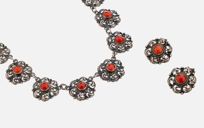 Korallen-Schmuckset, Silber gepr., best. aus: 1 Collier, L. ca. 43 cm, Federringschließe, und Paar Ohrclips, Clips Metall, Blüten aus Voluten, ...