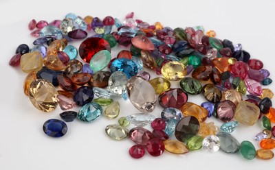 Lot lose Farbsteine, zus. ca. 204.40 ct, u.a. Turmaline, Citrine, Tansanite, Rubine, etc., auch Synthesen, Ausfassware