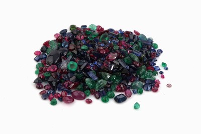Lot lose Farbsteine, zus. ca. 102.5 ct, Rubine, Saphire und Smaragde in versch. Schliffformen, Größen und Farbnuancen, Ausfassware