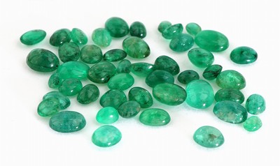 Lot lose Smaragd-Cabochons, zus. ca. 24.40 ct,versch. Größen und Formen