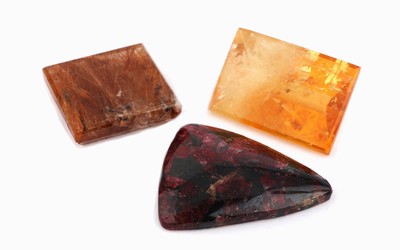 Lot 6 lose Farbsteine, 1 x Citrin, ca. 47.1 ct, 1 x Rutilquarz, ca. 43.35 ct, 2 Opalezus. ca. 4.35 ct, und 2 Eudialyte zus. ca. 61 ct