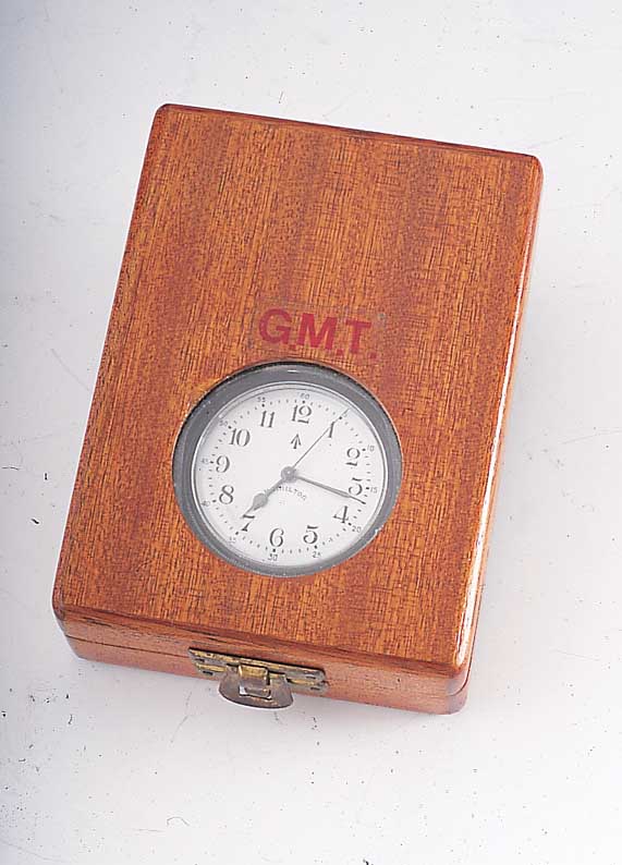 HAMILTON Deckuhr Modell Masterwatch. Ref.- Nr. 3992B, USA/Großbritannien um 1942, Messingvern., Boden u. Glasr. geschr., Emailbl. sign.Holzkasten ...