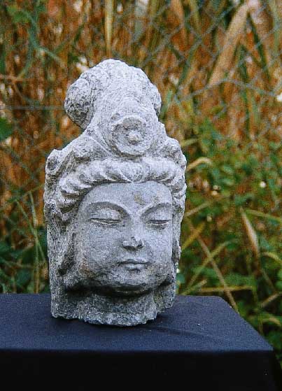 Buddhakopf, wohl Thailand, um 1900, Sandstein aus einem Stck gehauen, gute Bildhauerarbeit, H. 35 cm
