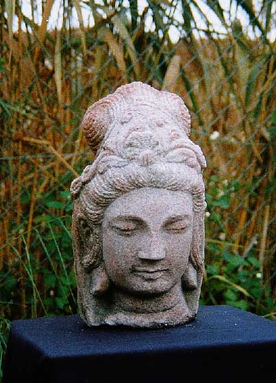 Buddhakopf, wohl Thailand, um 1900, Sandstein, aus einem Stck gehauen, gute Bildhauerarbeit, H. 35 cm